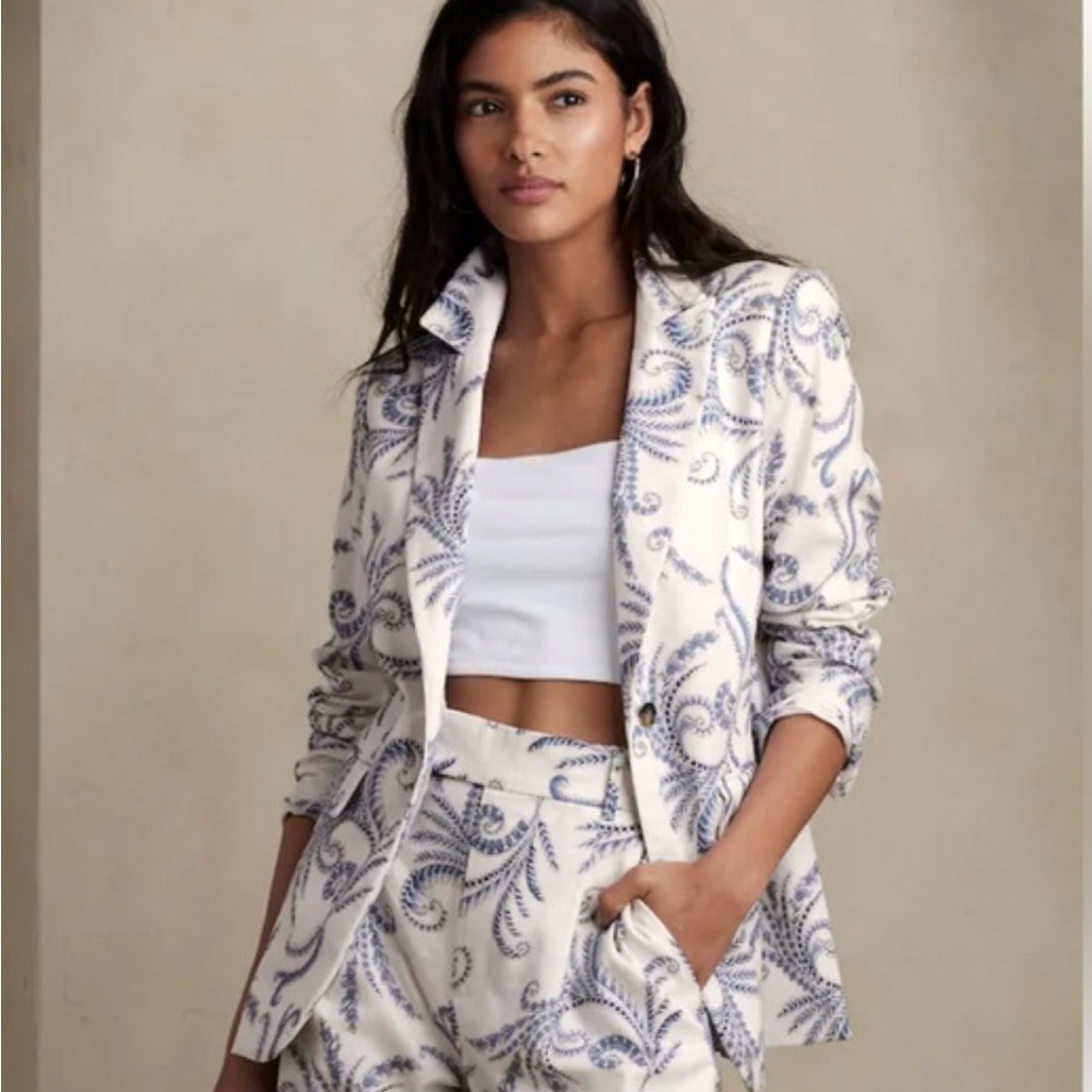 Banana Republic Printed White and Blue Paisley Suit (Blazer And Pants) - Size 12